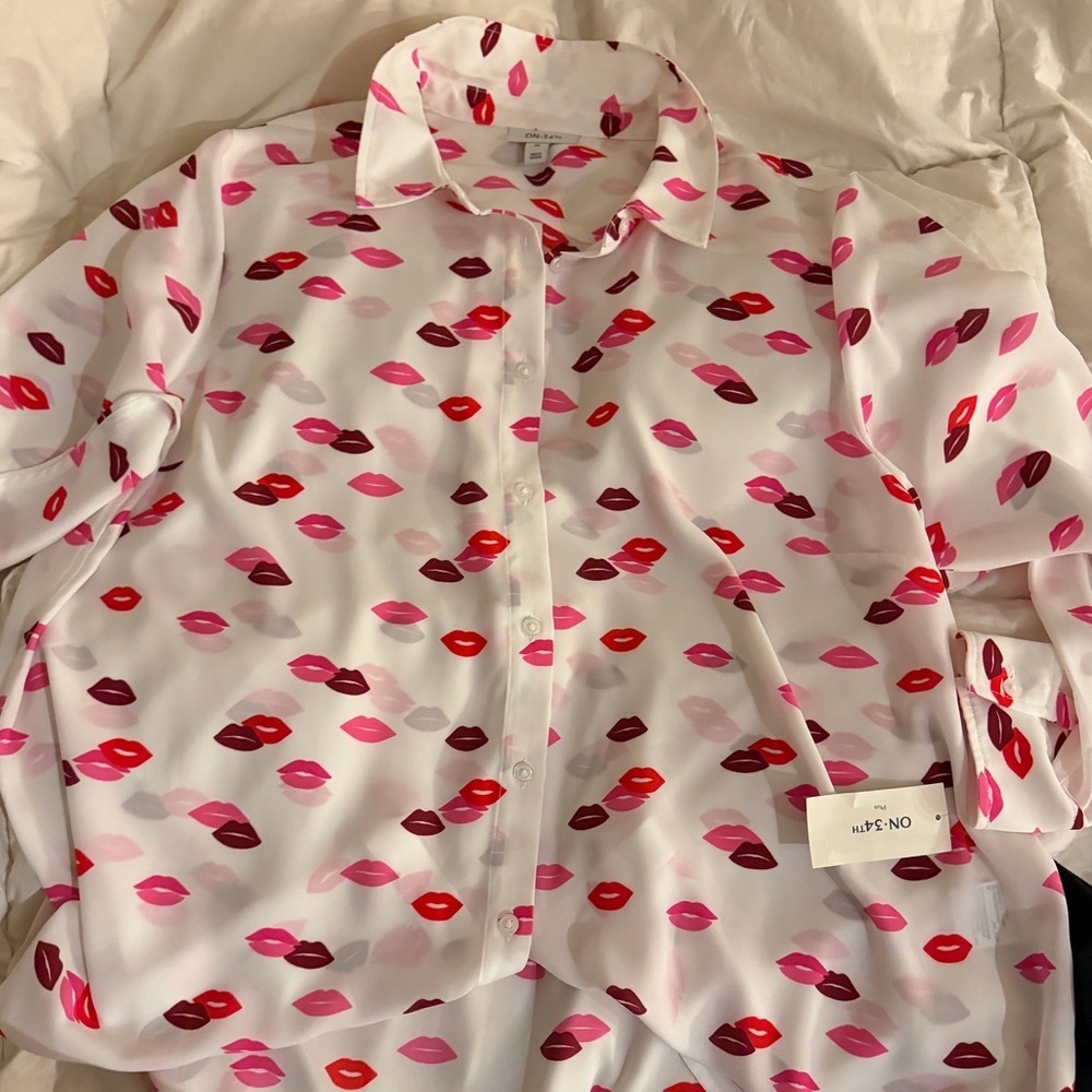 NWT On 34th Women's Trendy Plus Size Lip Party Printed Blouse 2X - Picture 5 of 5